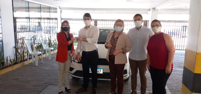 Vereador Gabriel César oficializa o empréstimo de carro oficial de seu gabinete à Secretaria de Saúde