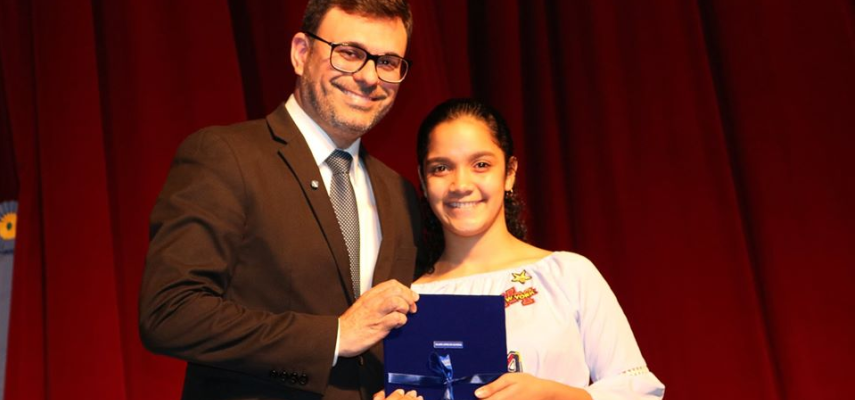 Câmara de Parnamirim homenageia 93 estudantes com diploma "Aluno Nota 10"