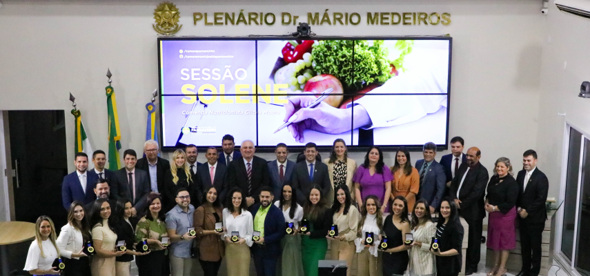 Sessão Solene homenageia nutricionistas com entrega da Comenda Glicia Moura