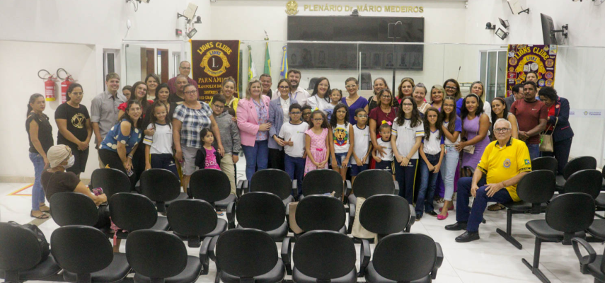 Lions Clube de Parnamirim entrega óculos a crianças em vulnerabilidade social