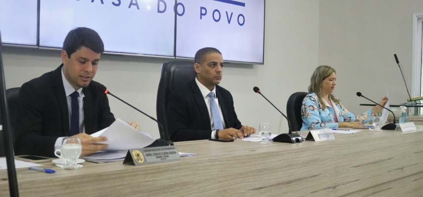 Vereador Thiago Fernandes presta condolências durante a 102ª Sessão Ordinária