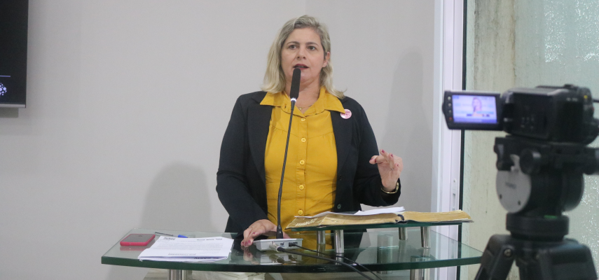 Vereadora Fativan Alves faz uso da tribuna durante a 101ª Sessão Ordinária