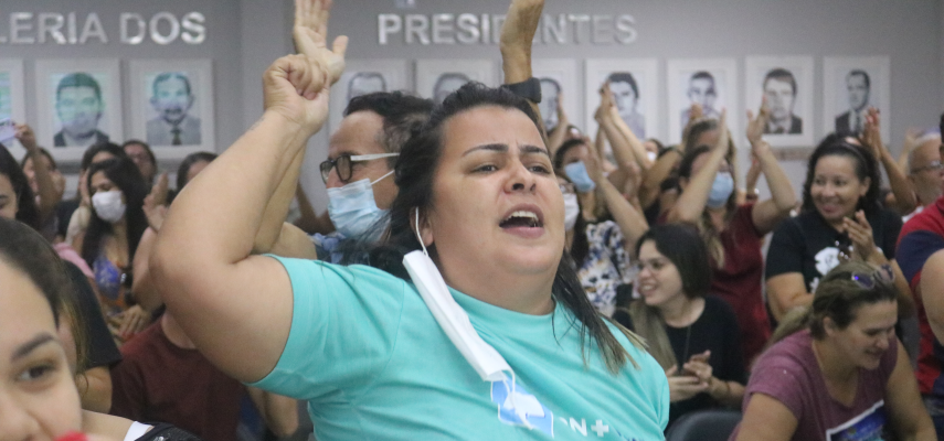 Em momento histórico, requerimento que dispõe sobre Piso Salarial da Enfermagem foi aprovado durante a 84ª Sessão Ordinária