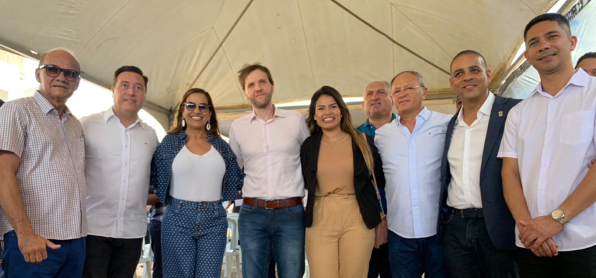 Vereadores prestigiam retomada das obras do residencial Ilhas do Caribe
