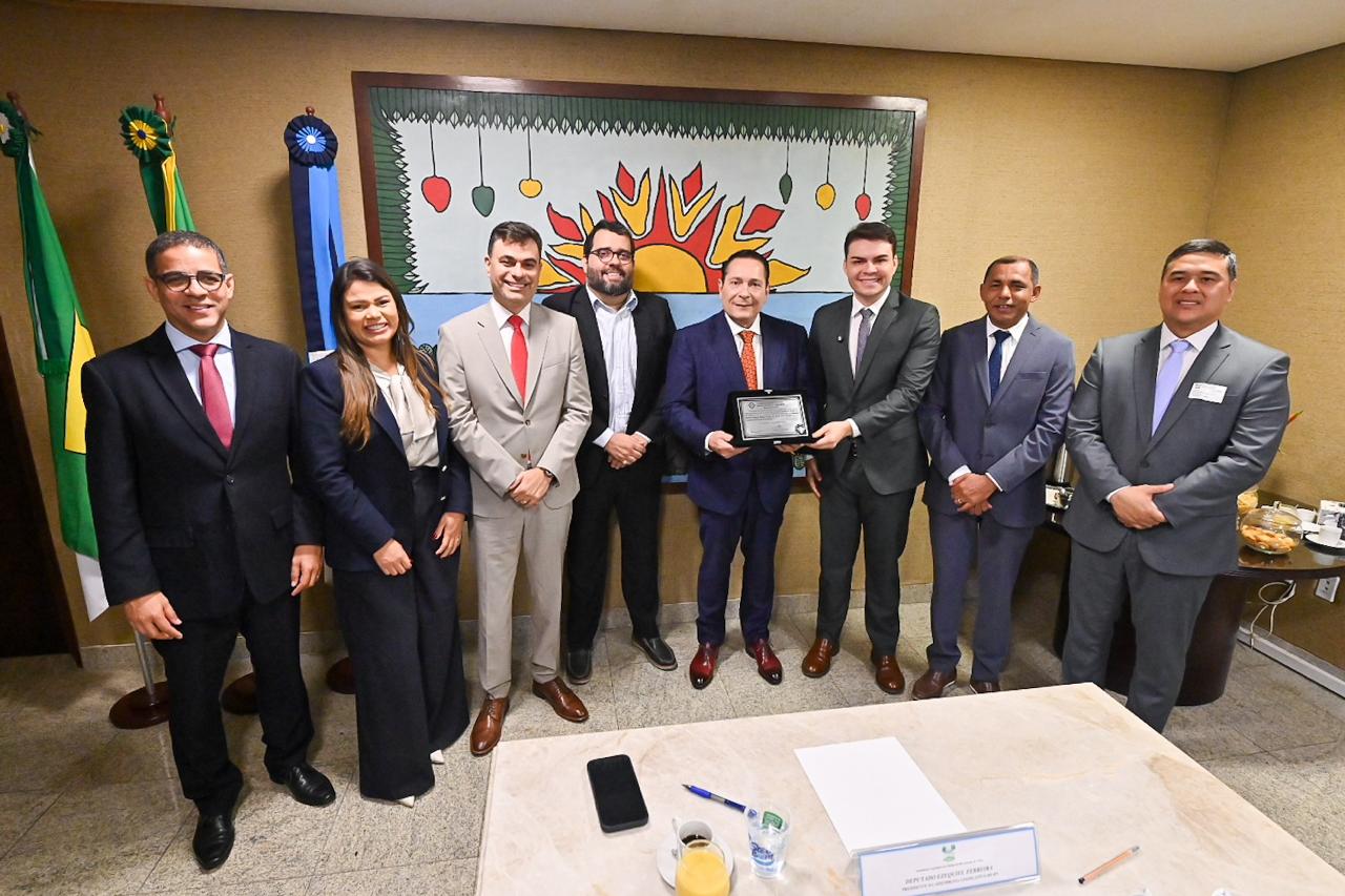 camara-de-parnamirim-entrega-titulo-de-cidadao-parnamirinense-ao-deputado-ezequiel-ferreira