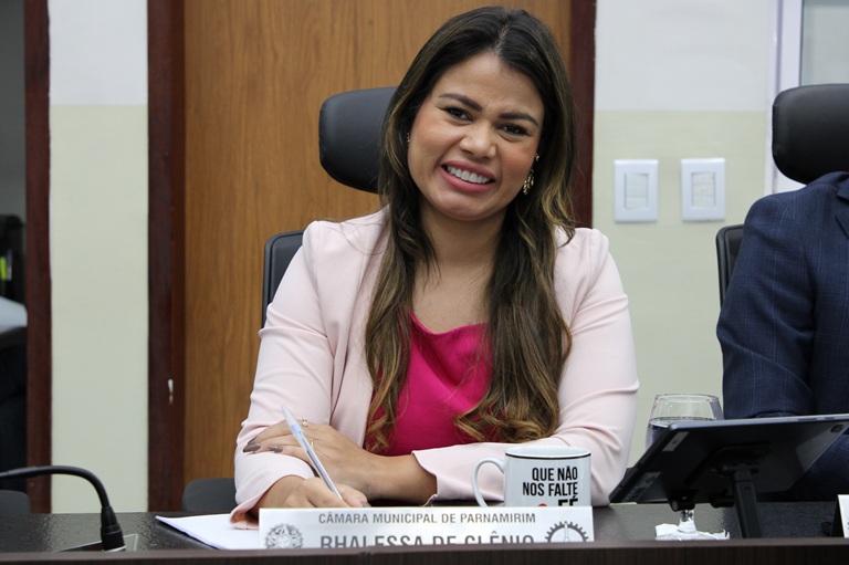 Vereadora Rhalessa propõe reaproveitamento de prédios públicos abandonados no centro de Parnamirim