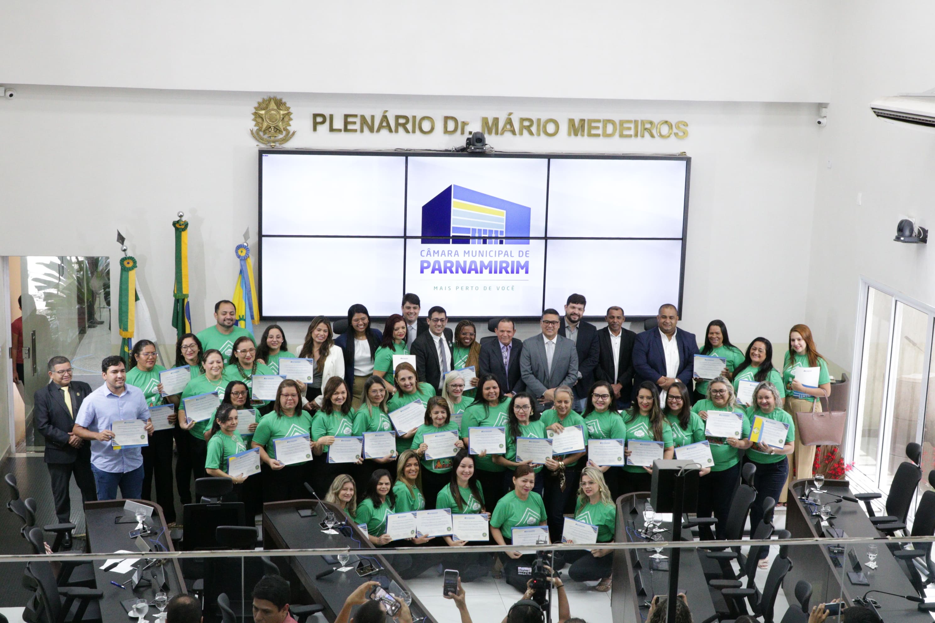 camara-entrega-mocao-de-aplauso-para-servidores-do-programa-crianca-feliz