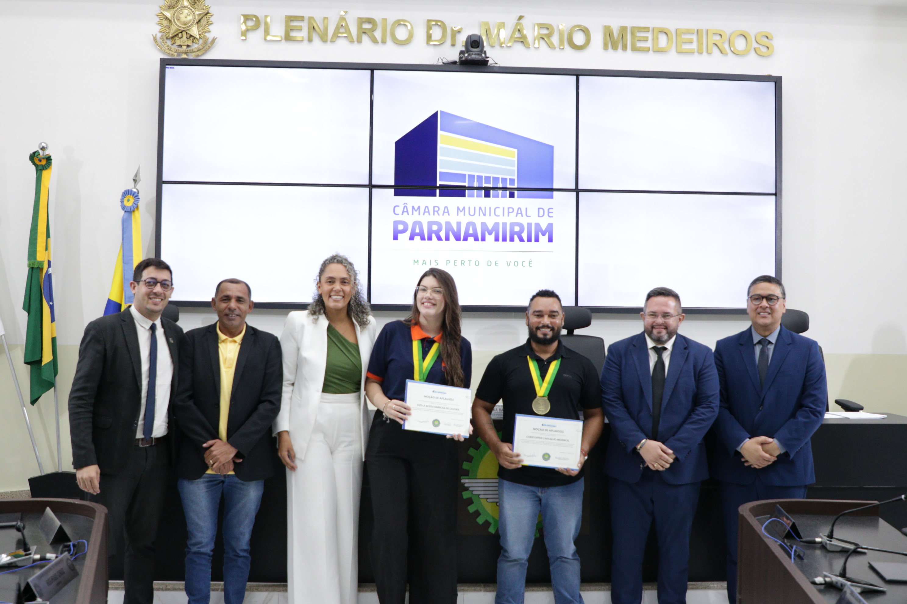 mocao-de-aplausos-homenageia-destaque-estudantil-e-professor-da-rede-publica