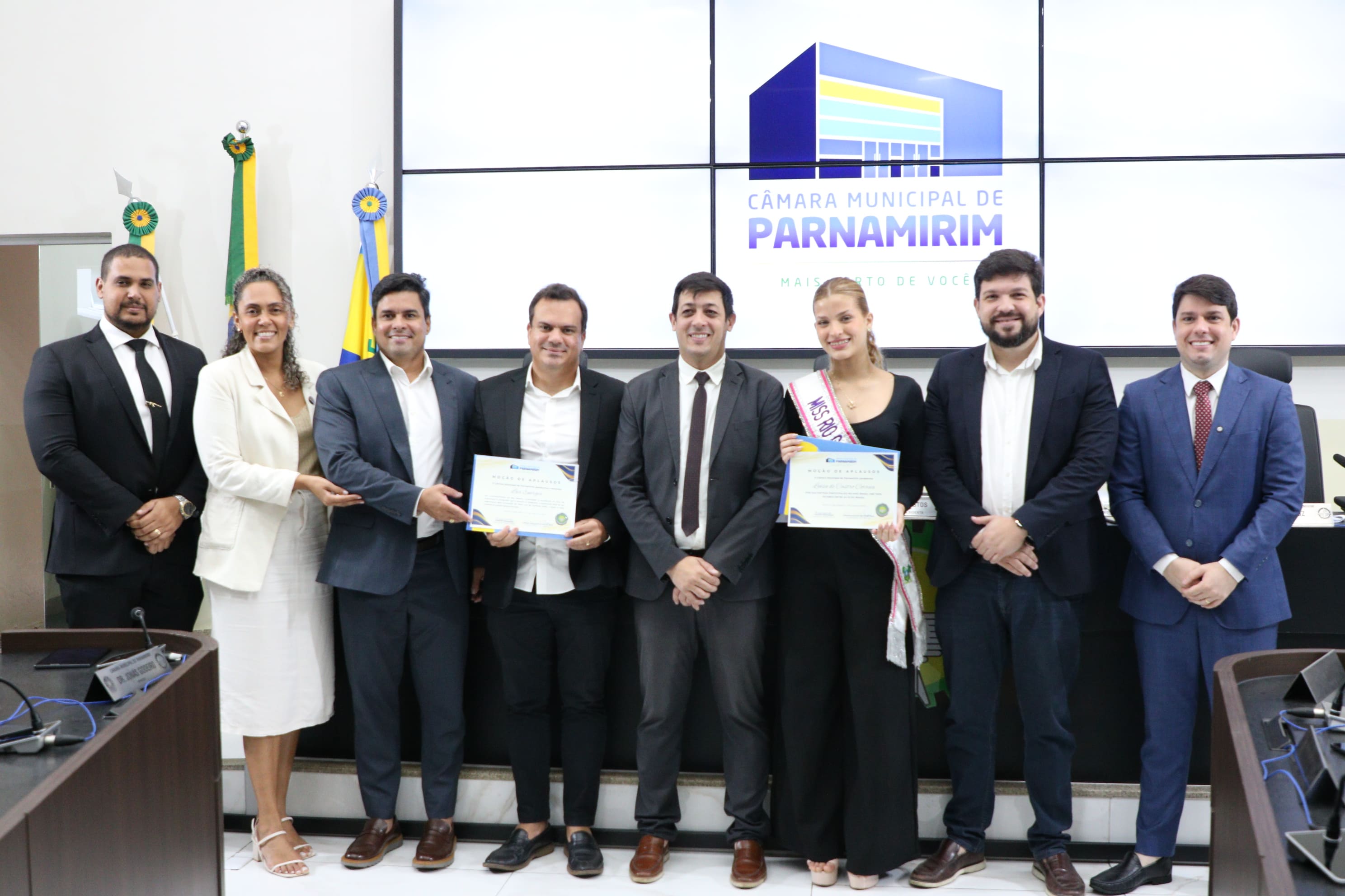 Vereador Thiago Fernandes entrega duas moções de aplausos nesta quarta-feira