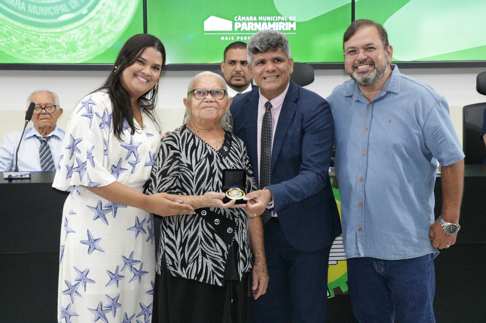 Comenda Josina Tereza de Andrade é entregue a idosos em Parnamirim