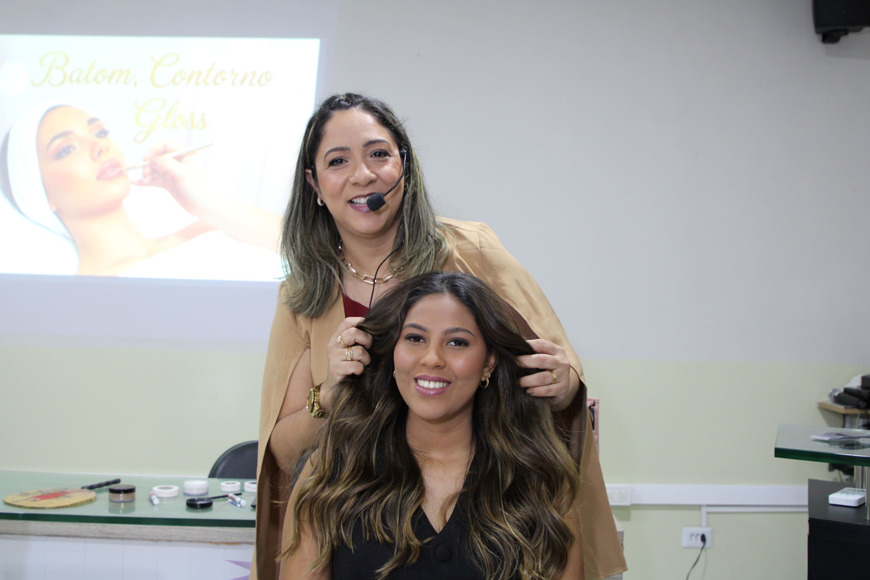 Workshop de maquiagem corporativa propõe ação de autocuidado à servidoras da Casa Legislativa