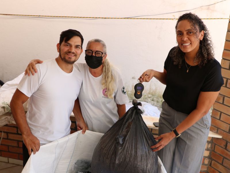 12/06/2025 - Entrega de material para reciclagem