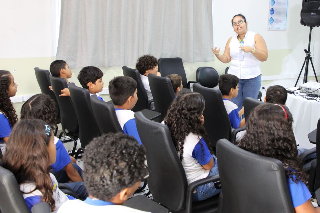 Visita dos alunos da Escola Municipal Ivanira Paisinho à Câmara Municipal de Parnamirim. - Foto 2