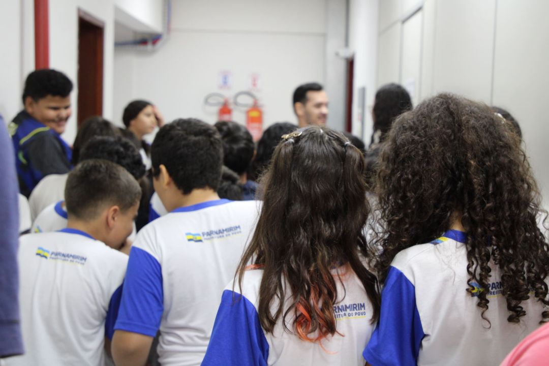Visita dos alunos da Escola Municipal Ivanira Paisinho à Câmara Municipal de Parnamirim - Foto 9